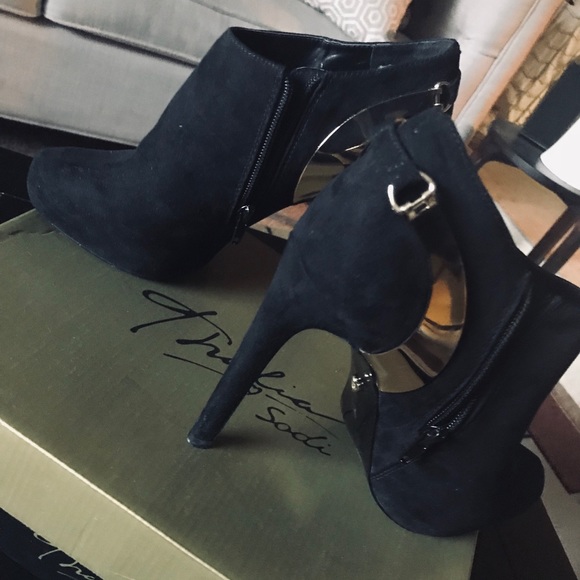 Black and gold high heel shoes - Picture 2 of 5